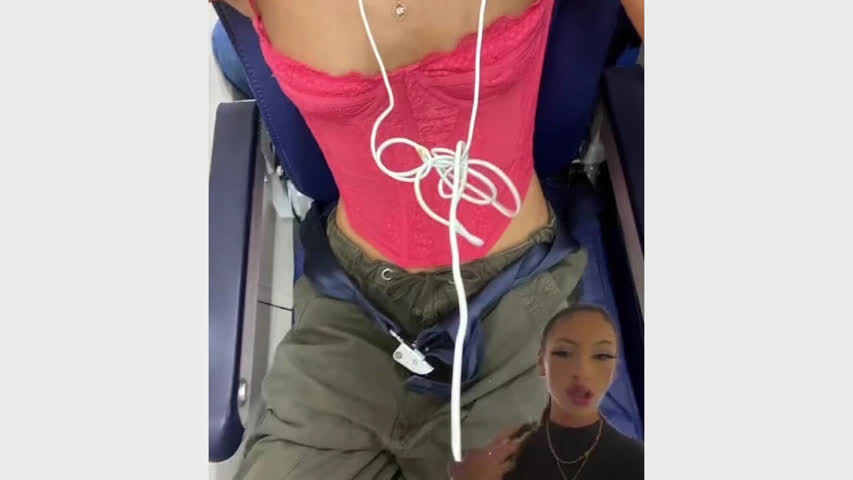 Фото - Стюардесса унизила пассажирку самолета за слишком сексуальный наряд