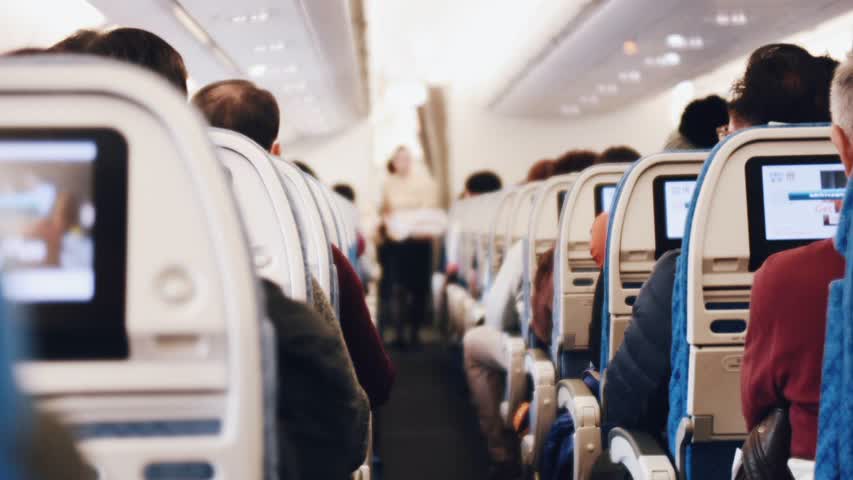 Фото - Бестактный поступок пассажира самолета вызвал споры в сети